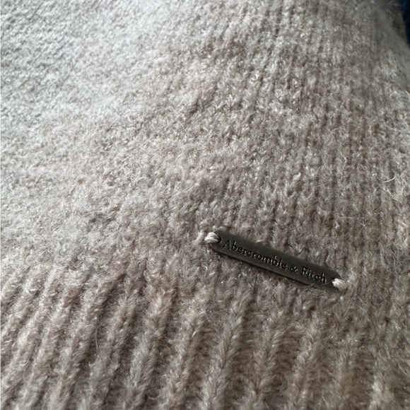 New Abercrombie and Fitch Button Back Sweater NWOT - Picture 4 of 4